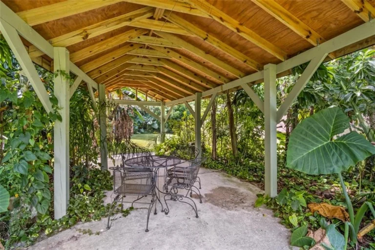 7 Summit Pathways - Tampa, FL - backyard seating