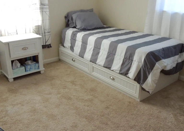 7 Summit Pathways - Tampa, FL - bedroom with stripped bedding